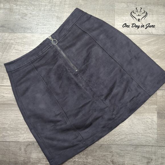 Old Navy Faux Suede Mini Skirt Size 2 - Picture 5 of 5